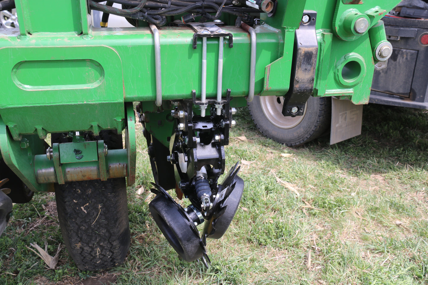 New John Deere 1770NT / 1775NT Frame Mount Compact Floating Row Cleaner - Less than 24 Row Planter